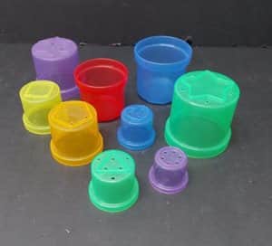 אביזרים לשולחן אור<BR> כוסות בגדלים שונים עם צורות מאחורה