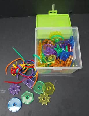 אביזרים לשולחן אור<BR>144 כפתורים שקופים+שרוכים בקופסה