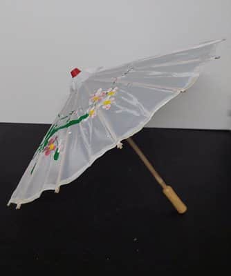 מטריה מעץ מקושטת