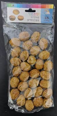 36 אגוזים מפלסטיק