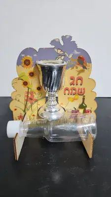 מתנה לחג- מעמד מעץ <BR> לא כולל הגביע והכוס <BR> הדוגמא להמחשה בלבד