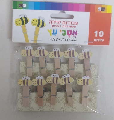 10 אטבי עץ עם דבורה לקישוט+חוט