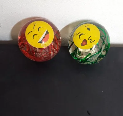 כדור קופץ מאיר עם אימוגי וחוטים במגוון צבעים