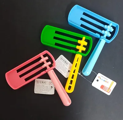 רעשן פלסטיק צבעוני גדול <BR> 14X12 סמ