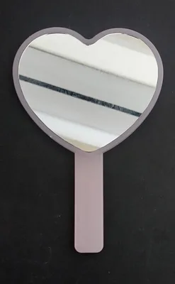 מראה עם ידית בצורת לב