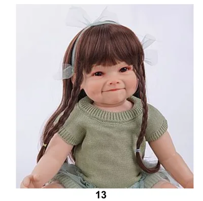 בובה מציאותית גדולה <BR> עם סרט ירוק