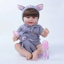 בובה מציאותית גדולה <BR> עם כובע צמר